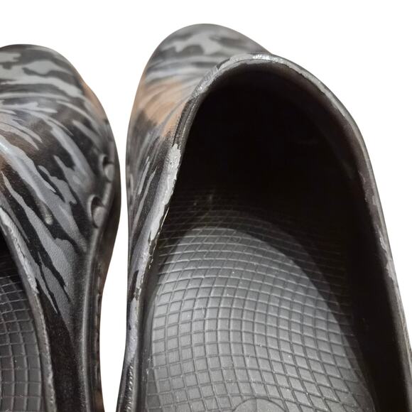 OOFOS OOcloog Recovery Clogs Black and Gray Camo Men 7 Women 9 main image 5